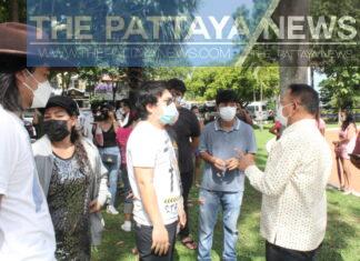 Владельцы развлекательных заведений, баров и ночных клубов, а также персонал протестуют на Пхукете перед губернатором с просьбой разрешить открыть «песочницу Пхукета» 1 июля.