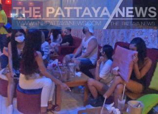 Meer dan 100 mensen gearresteerd in Pattaya voor naar verluidt het drinken van alcohol, het roken van shisha en het overtreden van Covid-19-maatregelen in twee "restaurants"