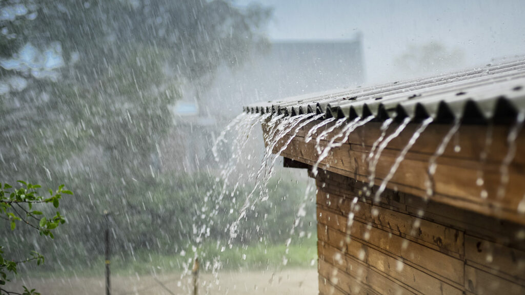 Дожди усилить. Система отвода дождевой воды вертикалка. Дождь стучит по крышам. Дождь по крыше. Летний дождь фото.