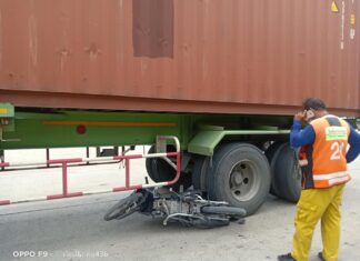 Thirty-one-year-old driver killed after crashing his motorbike into a trailer truck in Chonburi