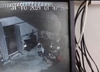 Двое мужчин, подозреваемых в краже нового мотоцикла у сотрудника завода в Сираче, попали на камеру.