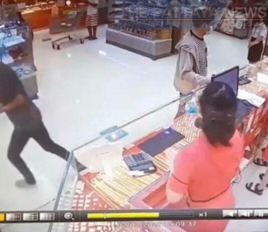 Gold snatcher steals gold items worth more than 200,000 baht from gold shop in Chonburi mall