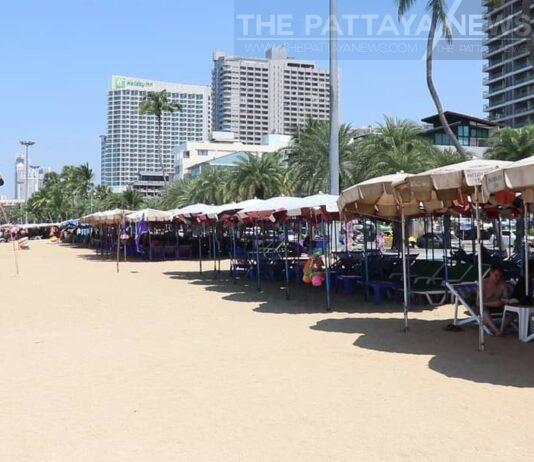 Operators van Pattaya Beach Paraplu's mogen tijdens Nieuwjaar 's nachts opereren