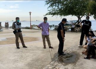 Туристы спасли бирманскую женщину в Шри-Раче после попытки самоубийства, прыгнув в море.