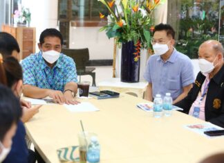 Business representatives discuss the upcoming “Pattaya Squid Fair” event!