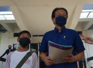 Pro-democracy doctor Tosaporn submits letter to Thai Prime Minister yesterday to demand Emergency Decree cancellation