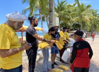 Владелец магазина золота устанавливает благотворительный стенд на пляже Паттайи, чтобы помочь нуждающимся