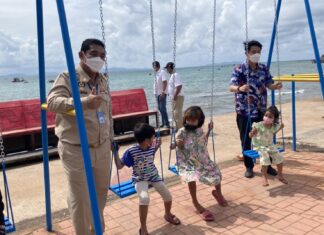 Der Bürgermeister von Pattaya verteilt 100,000 Baht seiner persönlichen Mittel, um den Kinderspielplatz auf Koh Larn zu reparieren