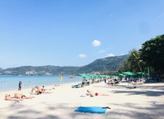 Number of Russian visitors in Phuket instantly drops, Phuket struggles to find solutions for hundreds of stranded tourists with no access to funds due to sanctions