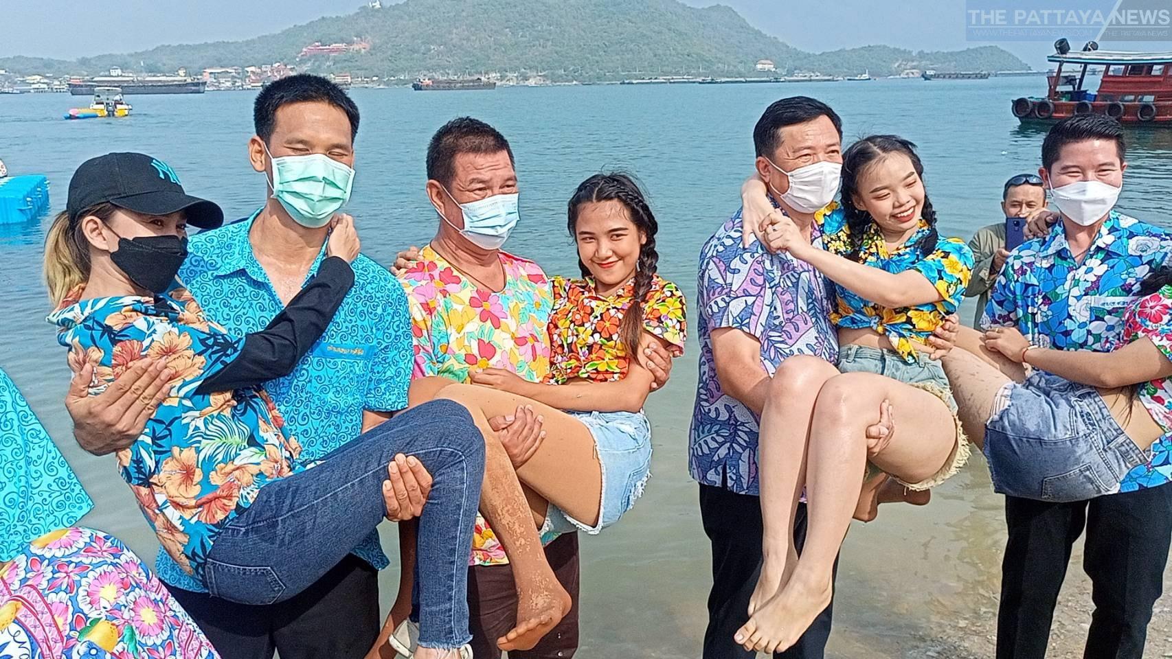 Tourists flock to Koh Kham Yai Beach while Koh Si Chang officials host Songkran “Carrying Girls into Water” event in Chonburi