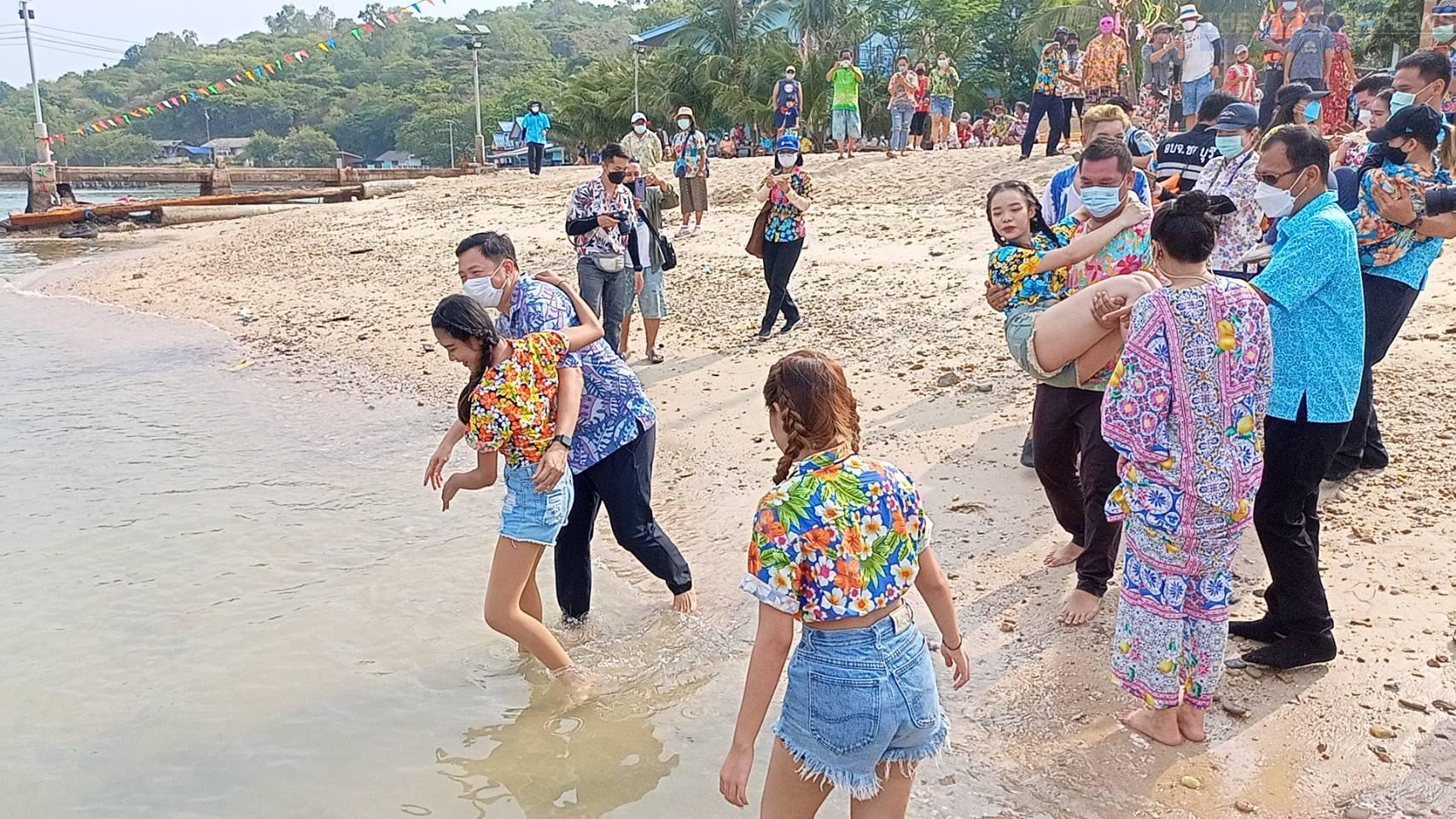 Video: A unique Songkran tradition on Koh Si Chang-Carrying women into water
