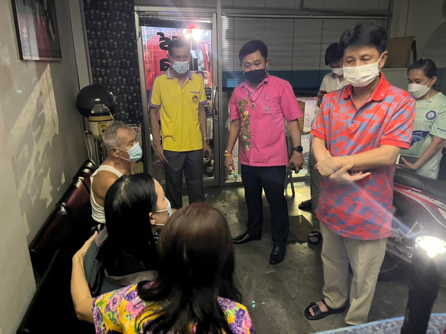 Chonburi governor personally visits victims of fire at Bang Pla Soi yesterday
