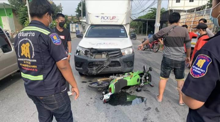 24-year-old motorbike driver seriously injured after colliding with a pickup truck in Chonburi