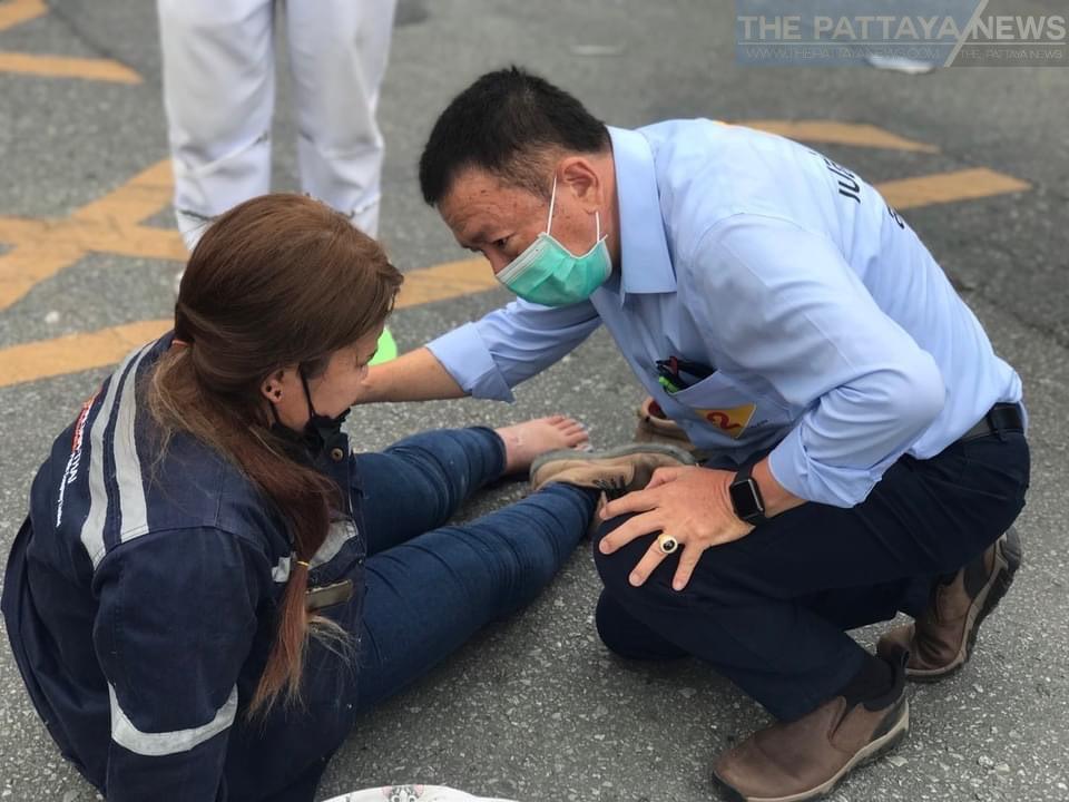 Pattaya mayoral candidate Sakchai Taenghor aids citizens who got into a road accident in Naklua