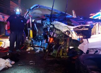 Dieci giovani di ritorno da una cena tardiva feriti dopo che il conducente del SUV si è schiantato contro le barriere stradali a Pattaya