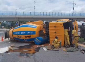 Cement truck overturns in Chonburi, 51-year-old driver suffers serious injuries