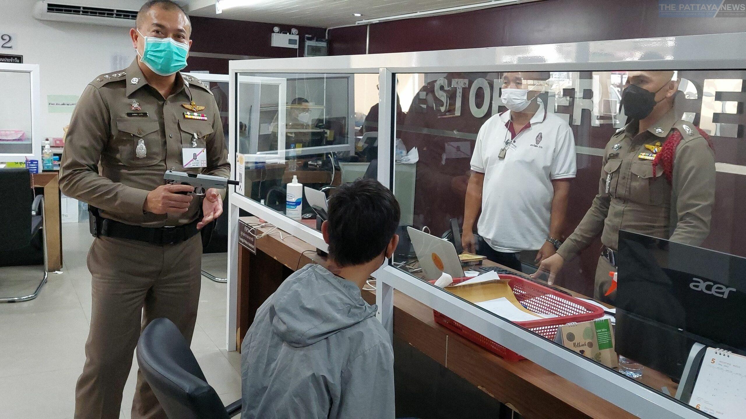UPDATE: Ex-boyfriend who threatened 18-year-old girl with firearm surrenders at Pattaya Police Station, says weapon was a toy BB gun