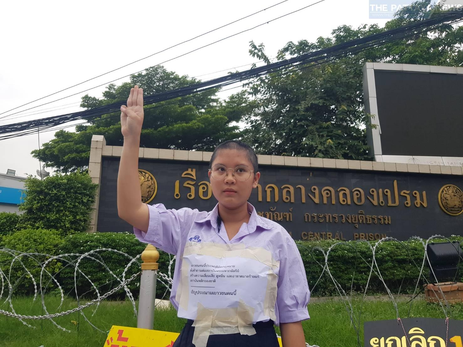 Teenage “Thaluwang” protest leader Ploy shaves her head to protest Thai Court’s bail revocation against two pro-democracy protesters