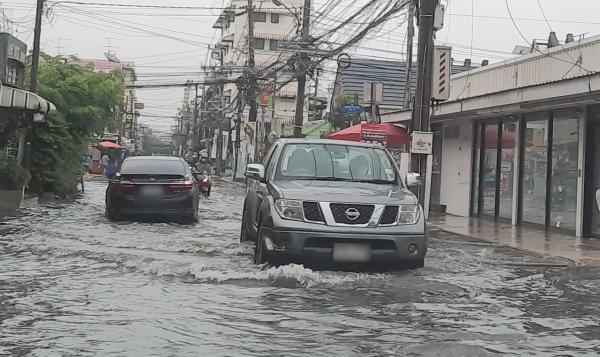 Many areas in Bangkok City flooded after several hours of continuous heavy rain last night
