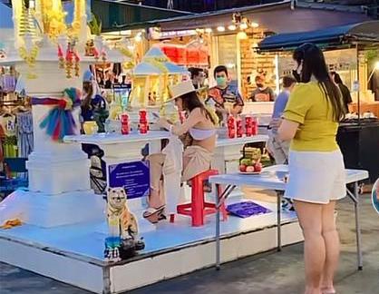 Foreign tourist caught in video sitting at local shrine in Phuket market, prompting viral topic in Thailand