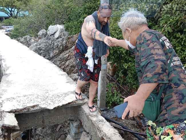Thai tourist falls from concrete bridge at Tien Beach, Koh Larn, and receives minor injuries