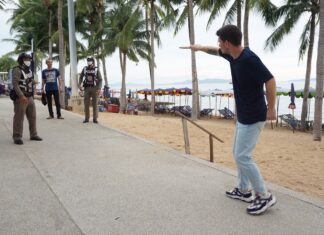 La policía de Pattaya entrena a turistas extranjeros borrachos armados y enojados en la playa de Jomtien