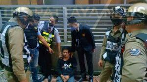 Man captured by pedestrians after trying to steal a gold necklace from a Sri Racha gold shop