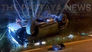 Foreign driver’s pickup truck overturns early this morning in Pattaya, driver uninjured