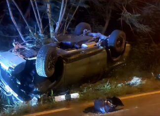 Foreign driver’s pickup truck overturns early this morning in Pattaya, driver uninjured