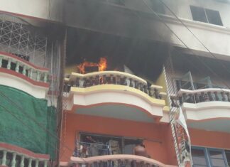 Un couple échappe à un incendie dans un appartement en location dans le sud de Pattaya, une unité de climatisation aurait explosé