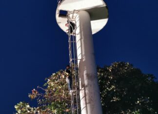 51-year-old Chinese man climbs Jomtien Beach tsunami alarm tower, was allegedly upset due to being defrauded in a property scam