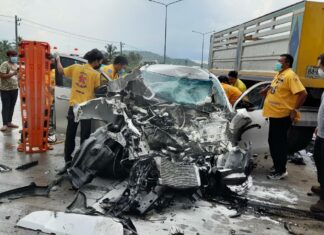 Отец и его 4-летняя дочь застряли в своем седане после столкновения с грузовиком в Шри-Раче, виновата дождливая погода.