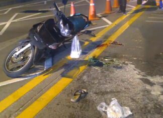 Speeding sedan crashes into and injures two young woman on a motorbike in Pattaya, car driver flees