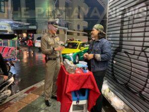 Bangkok police remove unauthorized ‘roll a joint’ vendors on Khaosan Road for lack of a proper license