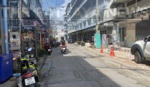 Pattaya residents urge tourist police to take action against foreign motorbike racers in Soi Yensabai area