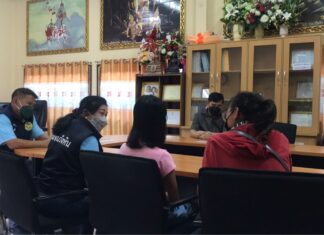 ОБНОВЛЕНИЕ: Родители 12-летней девочки, предположительно пострадавшей в результате принудительных школьных упражнений, встречаются с обвиняемым учителем, чтобы урегулировать спор в Шри-Раче.