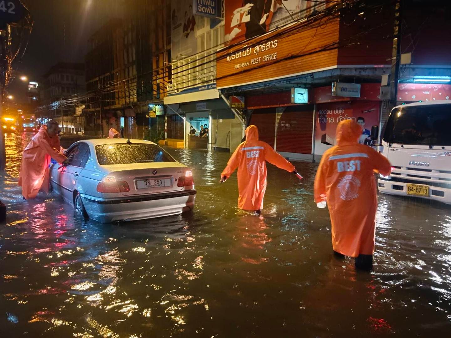 Бангкок осадки. Наводнение в Бангкоке. Бангкок ночью. Дорога дождь. Гуанчжоу потопы с инфраструктуры.