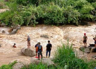 Belgian-Thai man still missing several days after his rubber boat crashes into rocks in Chiang Mai canal