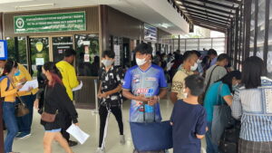 More than 3,000 tourists travel to Thailand through Thai-Lao border in Nong Khai after “Thailand Pass” cancellation