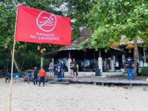 One foreign tourist drowns, one still missing after reportedly going swimming in stormy seas at Koh Chang’s Lonely Beach this morning
