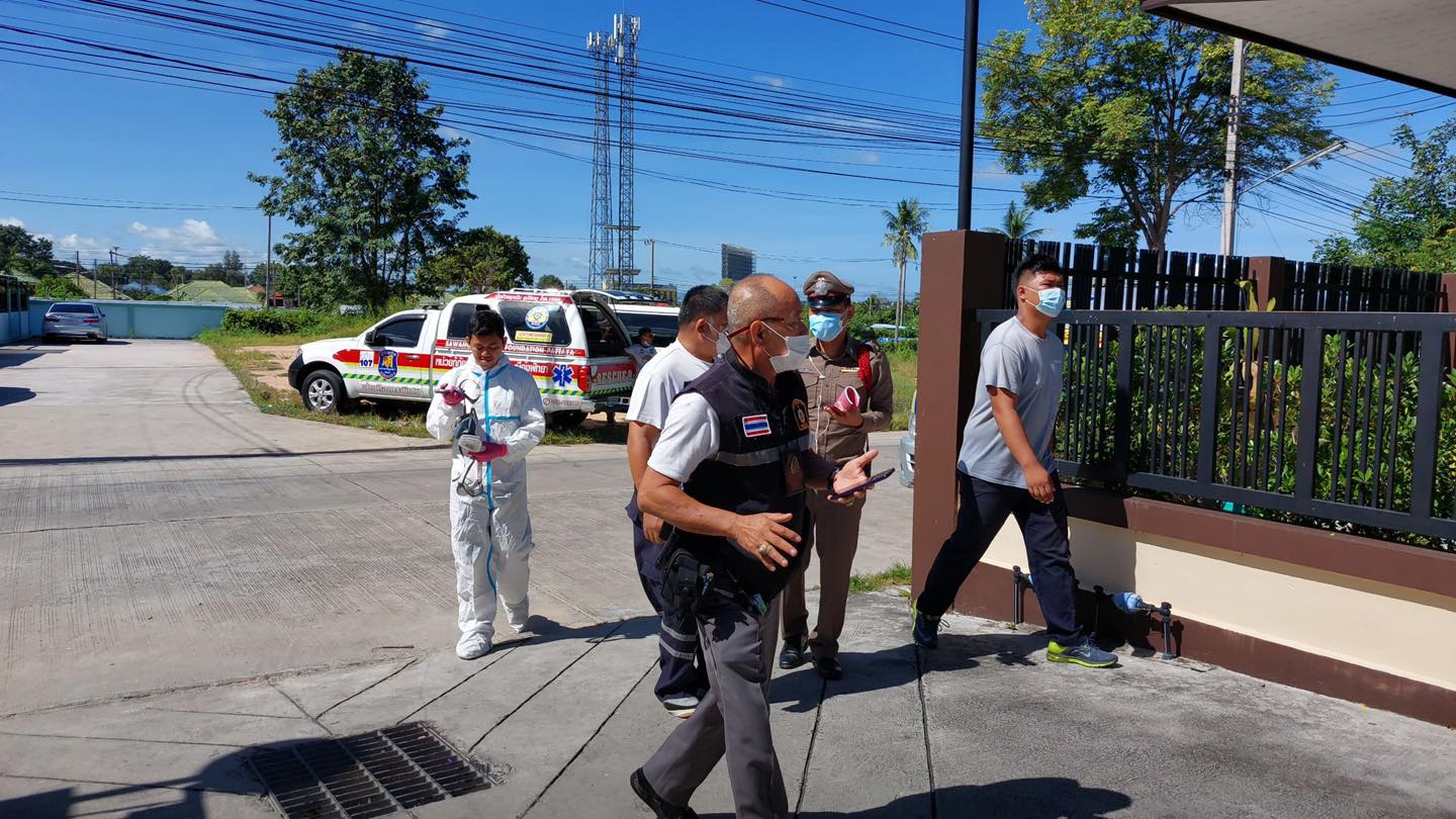 Verstorbener Mann in Chonburi gefunden, während er von einem Hund