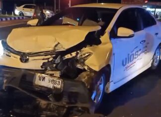Intoxicated driver crashes into taxi carrying foreign passenger and attacks the taxi driver in Pattaya