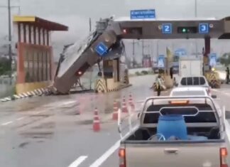 Toll gate’s roof collapses due to heavy winds in Chonburi area