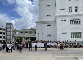 Lokale massageverkopers in Phuket protesteren tegen buitenlandse investeerders die naar verluidt winkels exploiteren tegen veel lagere prijzen