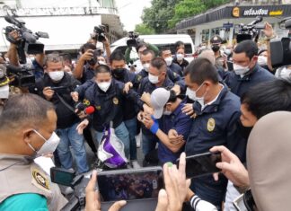 UPDATE: Two suspects in 3.4 million baht robbery go through reenactment, say they use money to buy iPhone 14s