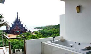 Real Estate: Rent/Sale: Luxury condo directly overlooking the Sanctuary of Truth in Naklua