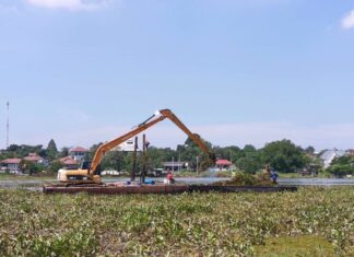Chonburi officials unclog canals for upcoming Loy Krathong Day on November 8th, huge festival planned