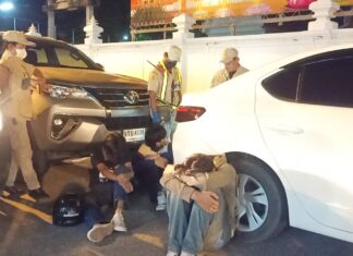 Pattaya police arrest multiple teenagers for fighting on Pattaya Beach with golf clubs and a samurai sword