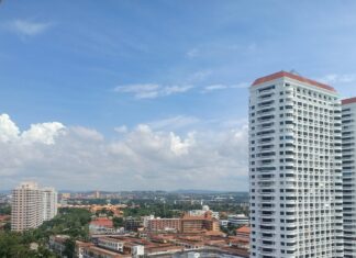 Pattaya tourism brisk over long holiday weekend bringing thousands of tourists but also traffic issues