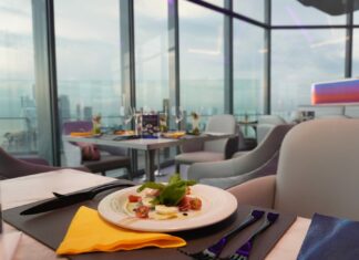 Njut av din måltid på taket av en skyskrapa i Pattaya på restaurangen Sola Luna